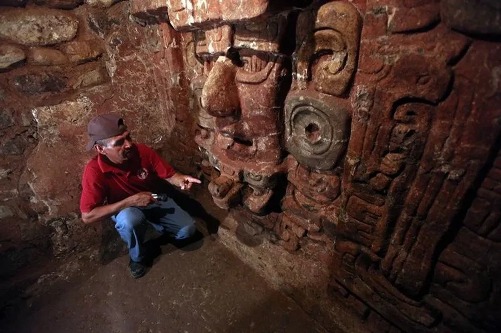 Interior del templo maya de Margaritas en el parque arqueológico Río Amarillo, al occidente de Honduras