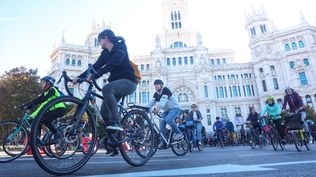 Varias personas en bicicleta participan en una manifestación por la movilidad sostenible en Madrid