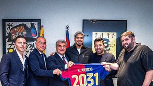 Ronald Araujo y su renovación con Barcelona, acompañado por Edmundo Kabchi (d)