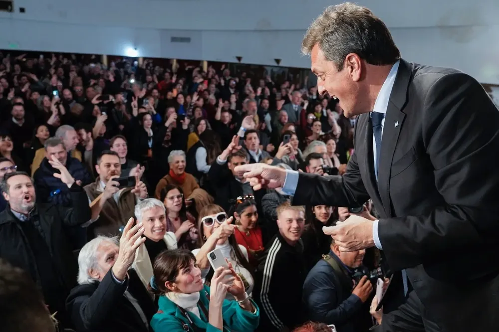 Massa saluda desde el escenario a Moria y al Pato Galmarini