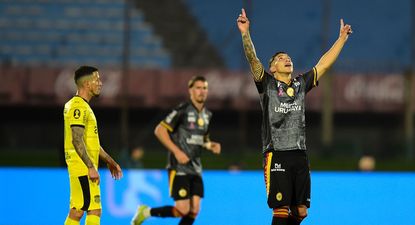 Nahuel López festeja su gol contra Peñarol