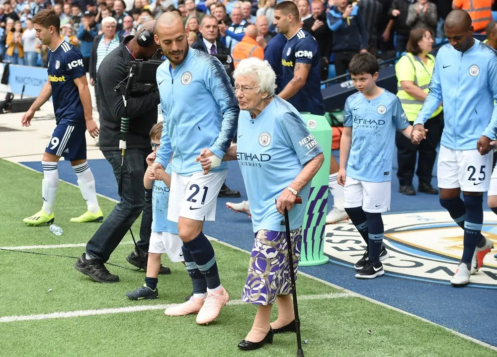 Vera Cohen ingresando a la cancha de la mano de David Silva