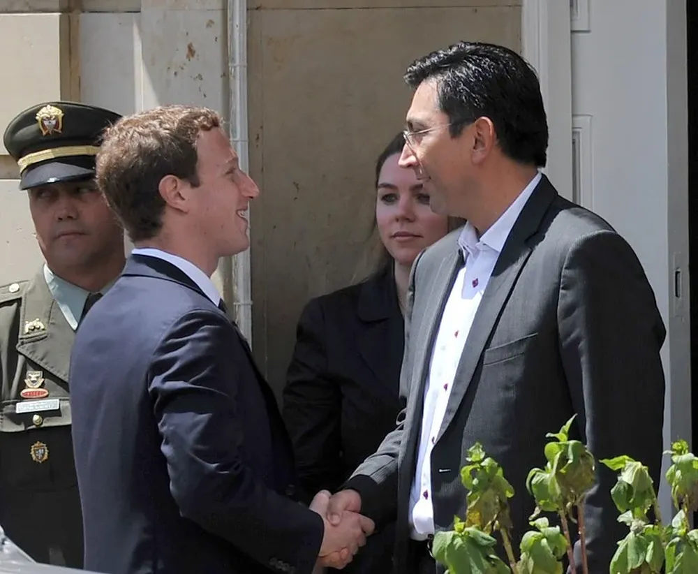 El ministro de Tecnologías de la Información y la Comunicación colombiano, Diego Molano recibe al fundador de Facebook, Mark Zuckerberg