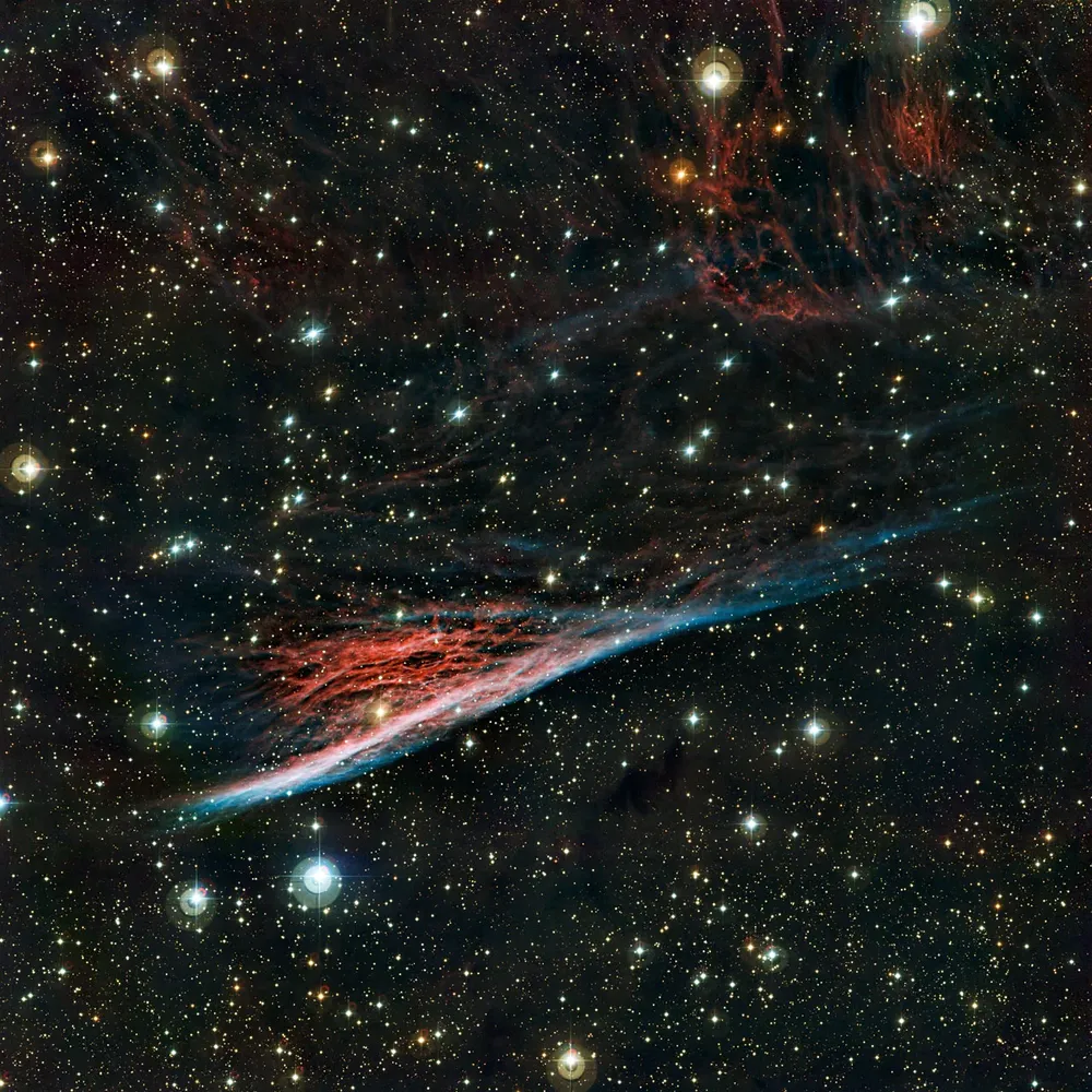La peculiar forma de la Nebulosa del Lápiz, que nació a partir de la muerte de una estrella, recuerda a una escoba de bruja. La imagen se obtuvo desde el Observatorio La Silla, en Chile