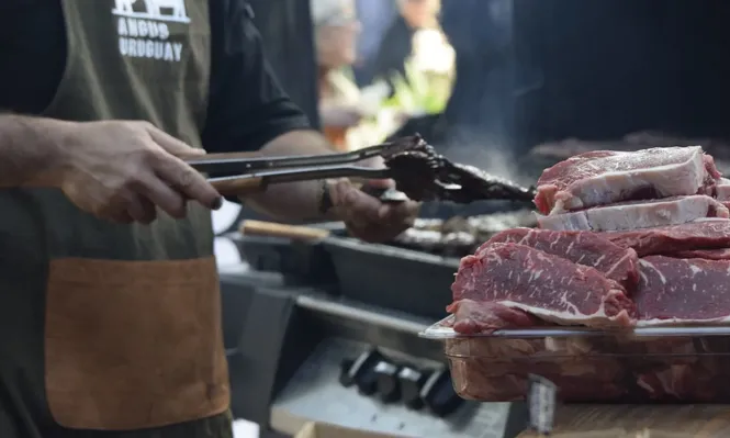 En el stand de Angus en Expo Prado se hizo asado este lunes.
