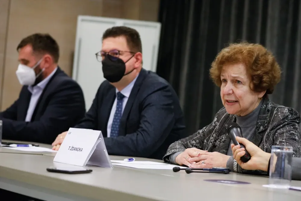 El diputado del Parlamento Europeo, Lorant Vincze y la presidenta de la delegación de la Comisión de Peticiones del Parlamento Europeo, Tatjana Zdanoka, responde a los medios tras una inspección al Mar Menor, a 25 de febrero de 2022, en Murcia