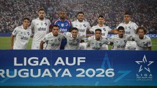 Equipo titular de Nacional ante Peñarol en el clásico del Torneo Apertura: Verón Lupi, Coates, Mejía, Maxi Gómez, Maxi Silvera y Millán; agachados: Rodrigo Martínez, Cándido, Pintado, Lucas Rodríguez y Boggio