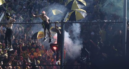 Hinchas de Peñarol colgados del tejido y bengalas, la nota negativa en el Campeón del Siglo