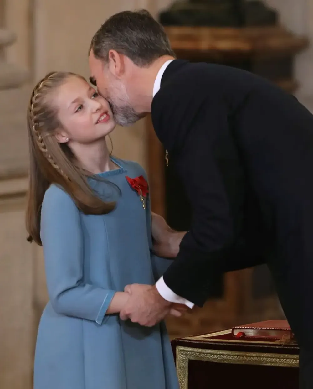 El Rey Felipe VI besa a su hija Leonor despu&eacute;s de imponerle el Tois&oacute;n de Oro. EFE