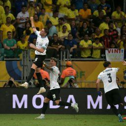 Federico Valverde de la selección de Uruguay, celebra su golazo ante Brasil