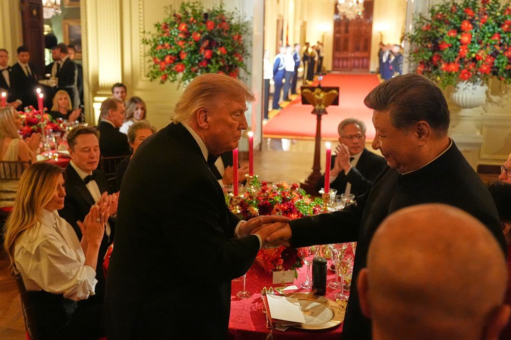 Trump saluda a Xi durante la cena de Estado en la Casa Blanca