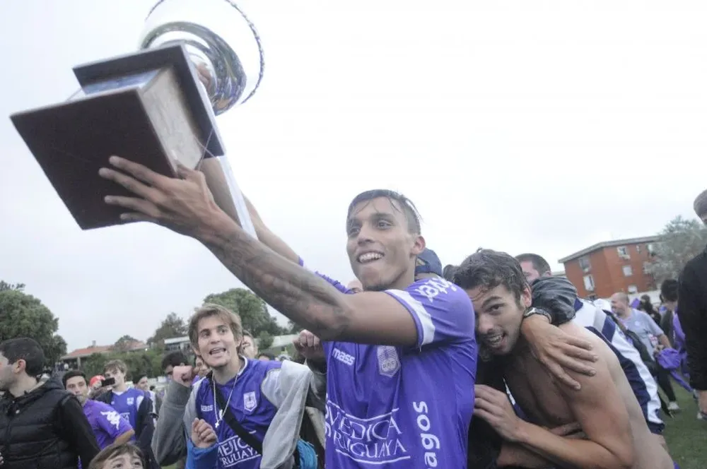 Defensor Sporting, celebró su cuarto torneo Apertura en su historia