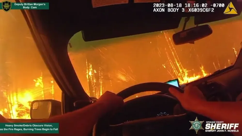 Captura de pantalla del policía que maneja a través del incendio