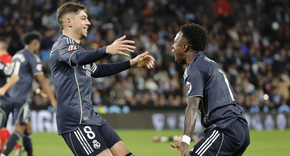 El mediocampista de Real Madrid Federico Valverde celebra su gol, segundo del equipo blanco, durante el partido de la jornada 27 de LaLiga que Celta de Vigo y Real Madrid disputan este viernes en el estadio de Balaídos, en Vigo, junto a Vinícius Jr.