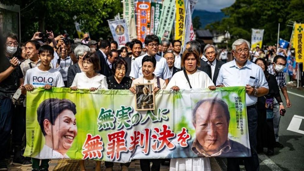Los seguidores de Hakamada, afuera del tribunal, celebraron el veredicto