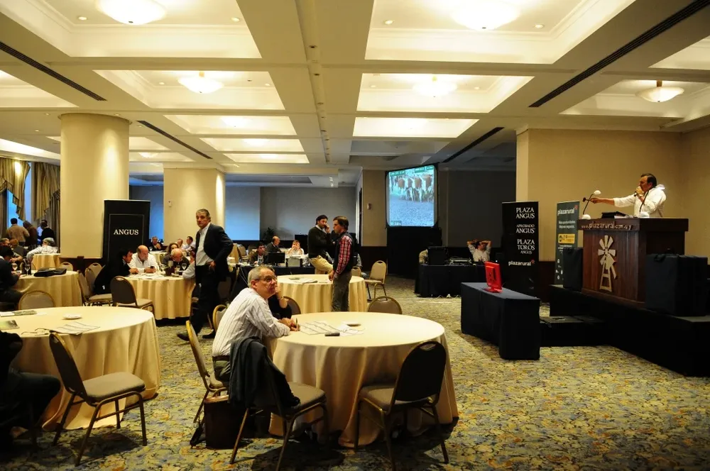 El remate se desarrolla en el hotel Sheraton