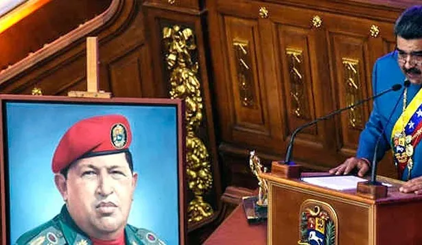 Nicolás Maduro, junto a un cuadro de su antecesor Hugo Chávez