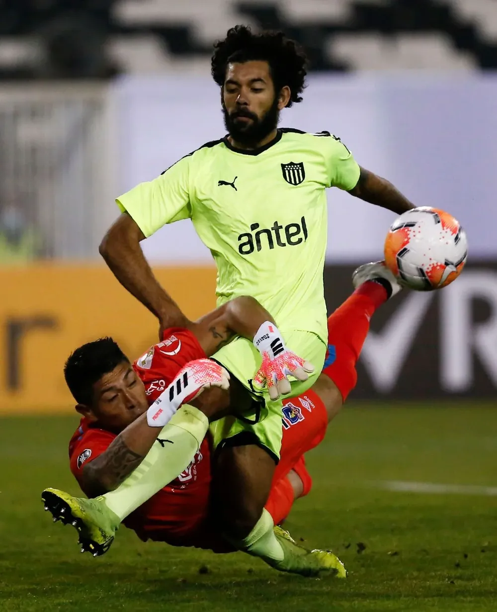 Esteban Paredes festeja, Dawson vencido