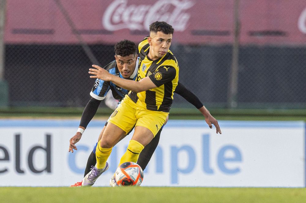 Leonardo Fernández de Peñarol ante Kevin Amaro de Liverpool por la semifinal de la Liga AUF Uruguaya