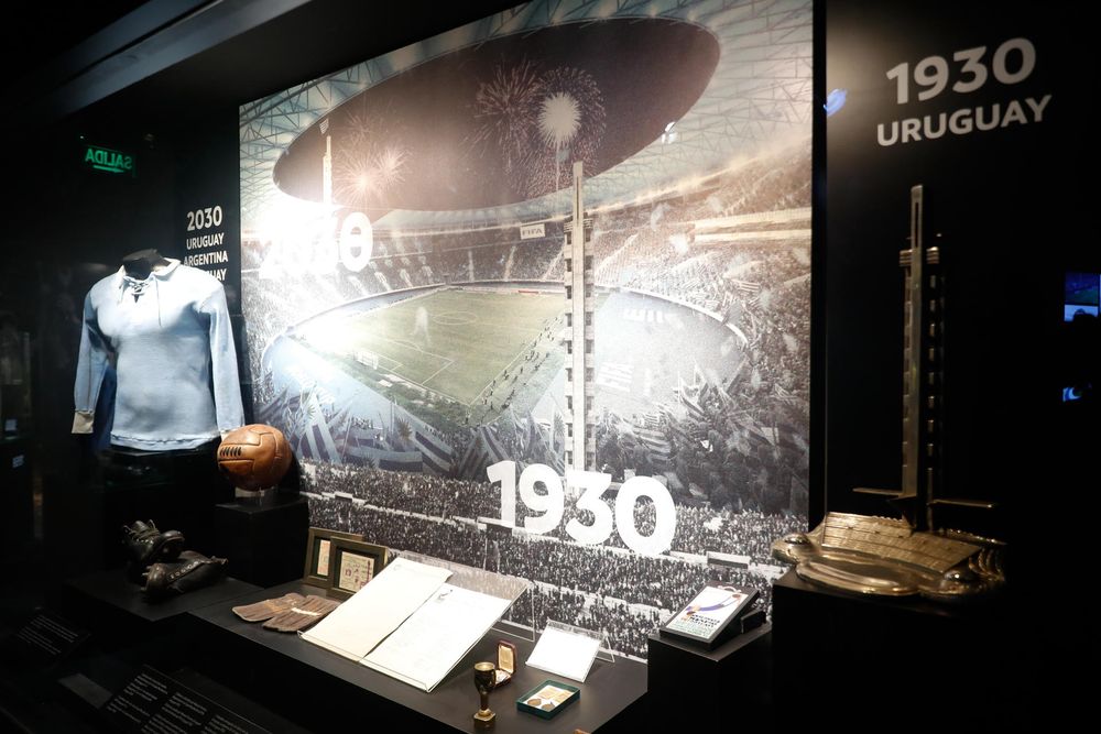 Piezas históricas del fútbol sudamericano, exhibidas en el museo de la Conmebol, en Luque (Paraguay).&nbsp;