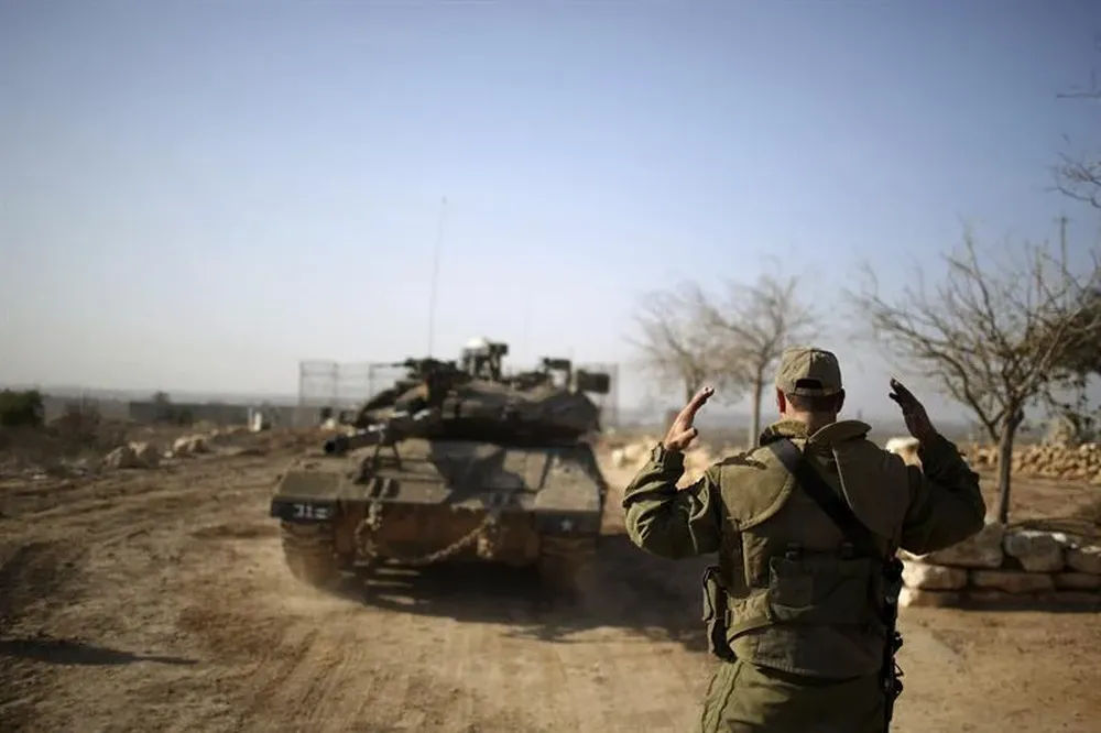 Gaza- Un tanque israelí circula cerca de la frontera con Gaza