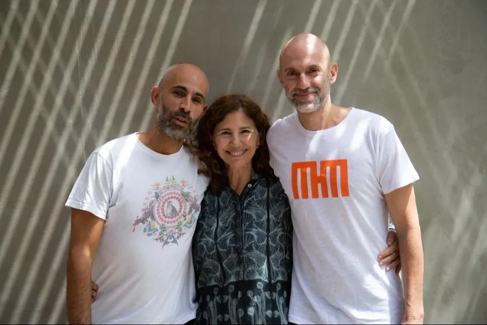 El maestro españolJose Carballal; Calu Cuadrado, Directora de Ashtanga Yoga Palermo, y Rafa Martínez.