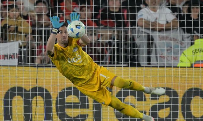 El uruguayo Martín Silva ataja un penal en la serie ante River Plate, que los argentinos le ganaron a Libertad de Paraguay