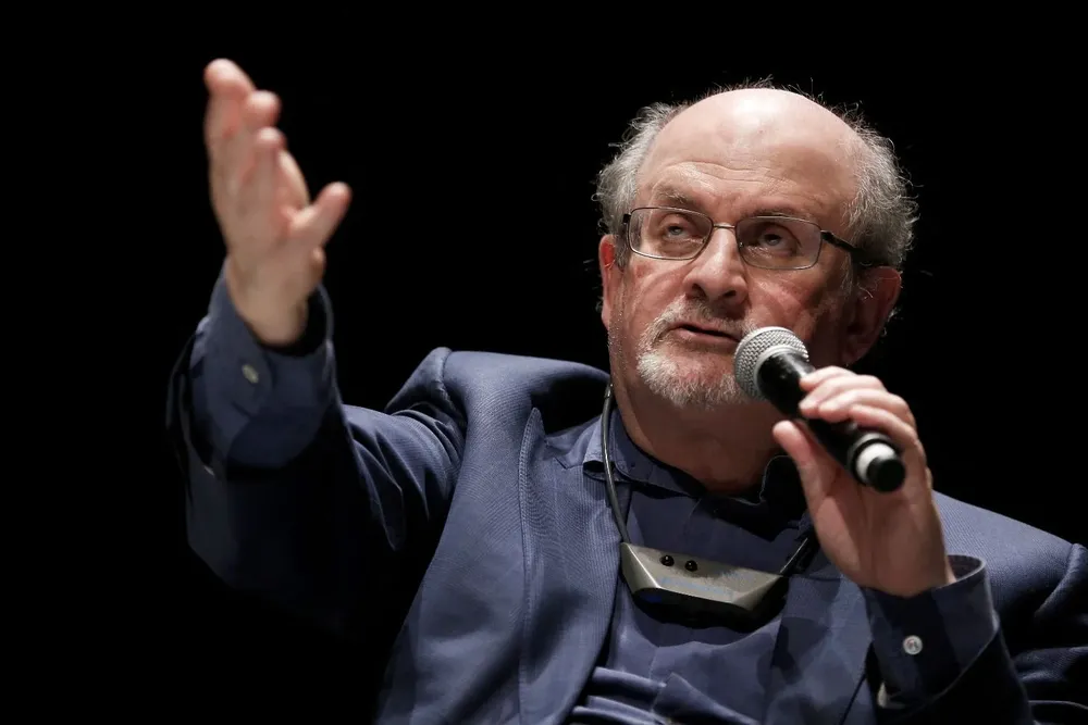 En agosto, Rushdie, de 75 años, fue apuñalado varias veces en el cuello y el abdomen antes de dar una charla en el estado de Nueva York