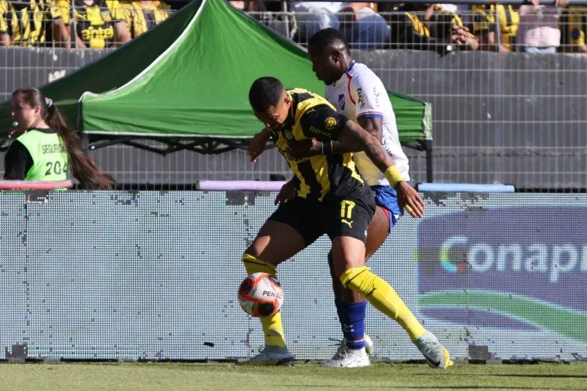Emanuel Gularte de Peñarol ante Christian Ebere de Nacional en la final de la Liga AUF Uruguaya