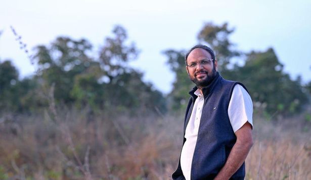 El ambientalista Alok Shukla ha dedicado más de una década a salvar árboles en el centro de India.