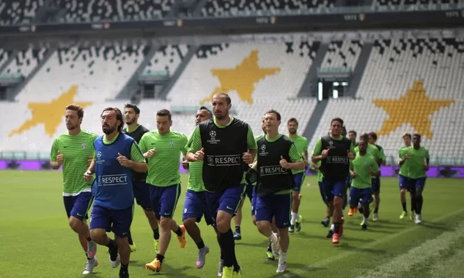 Chiellini y Pirlo al frente del entrenamiento de Juventus
