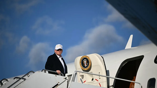El presidente de Estados Unidos, Donald Trump, aborda el Air Force One.