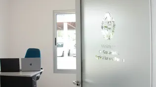 La oficina está en la terminal de ómnibus.