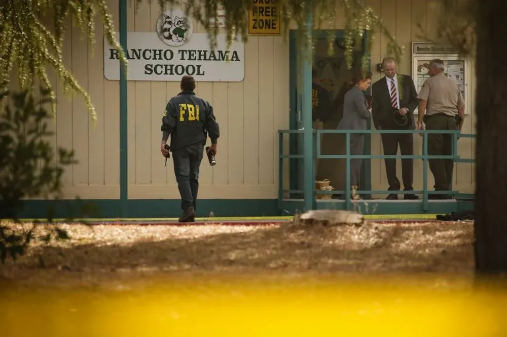 Agentes del FBI investigan en la escuela de Rancho Tehama tras el suceso