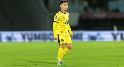 Leonardo Fernández en el partido ante Progreso. (Archivo)