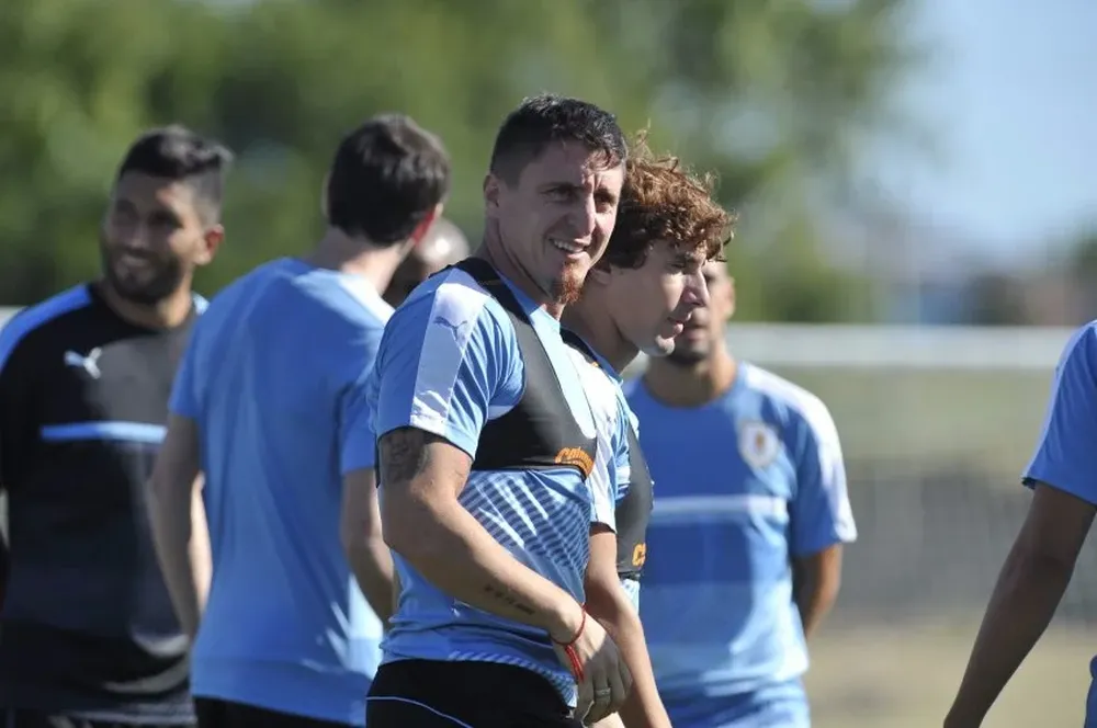 José María Giménez es atendido por la sanidad de un golpe en la nariz