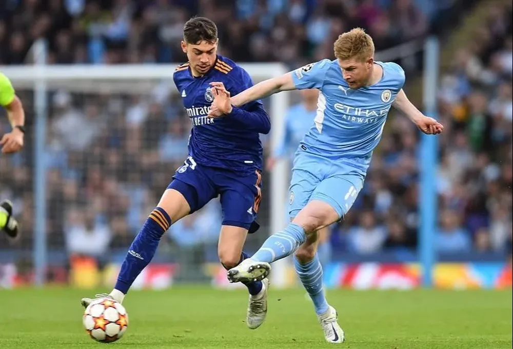 Valverde marcando a Kevin De Bruyne Valverde marcando a Kevin De Bruyne