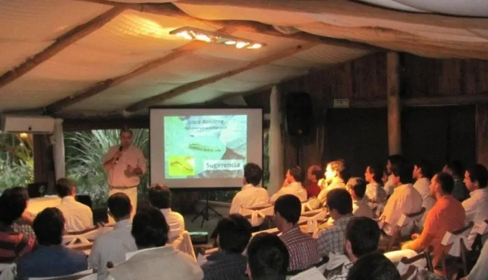 El entomólogo argentino Diego Álvarez