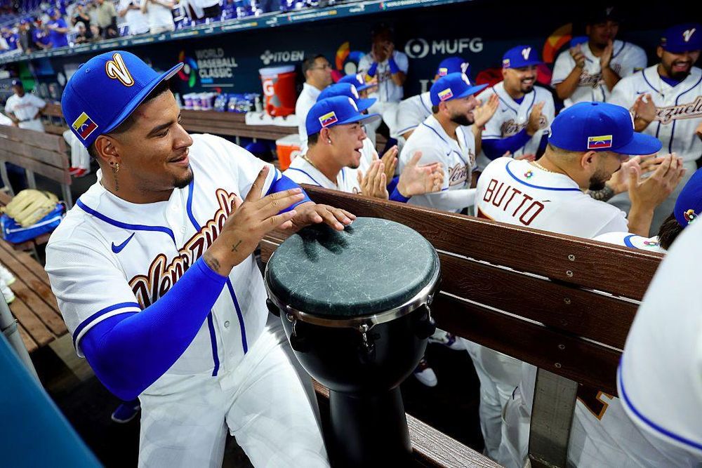 Christian Suárez toca el tambor en el banquillo.