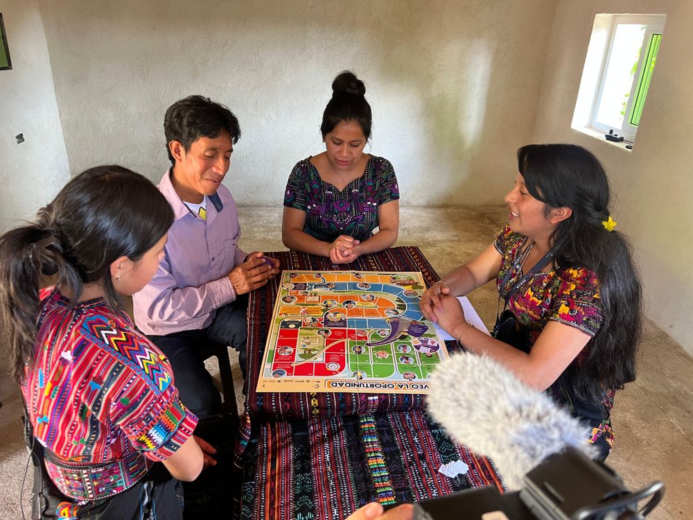 A través de juegos, la mentora de MAIA enseña la importancia de que las niñas estudien y se empoderen.