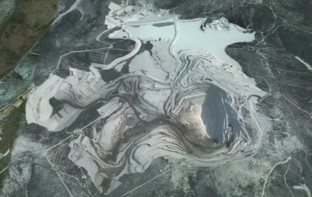 Alaska: la fiebre del oro En Alaska, las explotaciones en busca de oro son a cielo abierto. Allí los concesionarios aprovechan el verano para deforestar y acondicionar rutas para obtener oro. Estas explotaciones son similares a las que están previstas realizar en Uruguay.