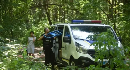 Expertos policiales abandonan el lugar donde Vitaly Shishov, el jefe de la ONG Belarusian House en Ucrania, fue encontrado ahorcado en un parque