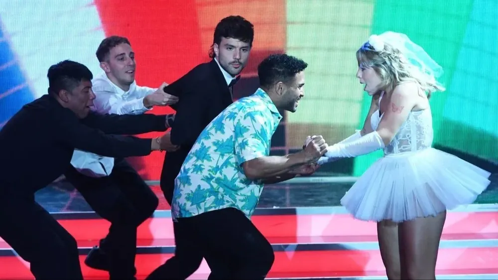 El beso de Coti Romero y Cris Vanadía en el Bailando que causó polémica