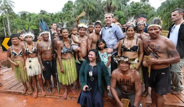 Jair Bolsonaro junto a indígenas en Brasil
