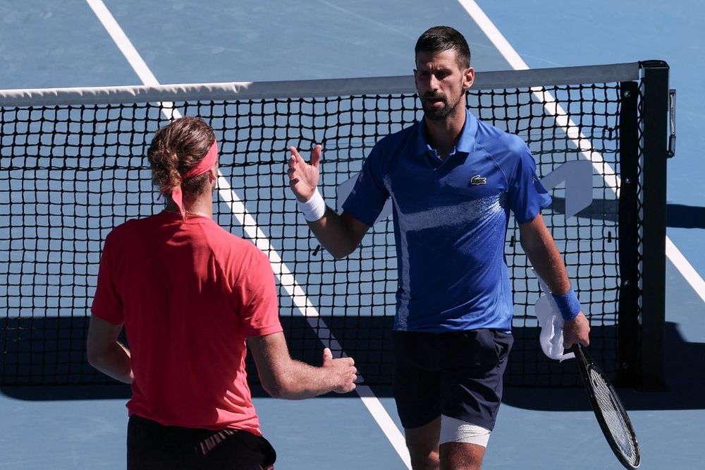 Djokovic, con su vendaje. saluda a Zverev