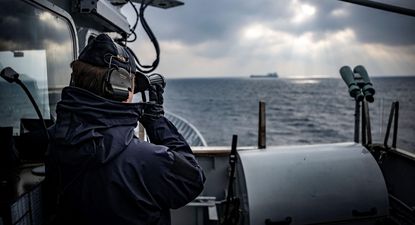 El buque patrullero HSwMS Carlskrona vigila un buque de carga frente a la costa sueca, como parte de la misión Centinela del Báltico de la OTAN.