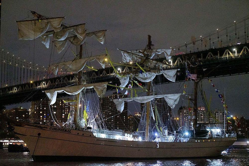 El buque de la Armada mexicana Cuauhtémoc en la ciudad de Nueva York tras chocar contra el puente de Brooklyn.