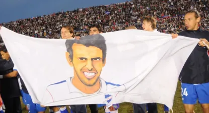 Los jugadores desplegaron una bandera en homenaje al Oreja Rodríguez