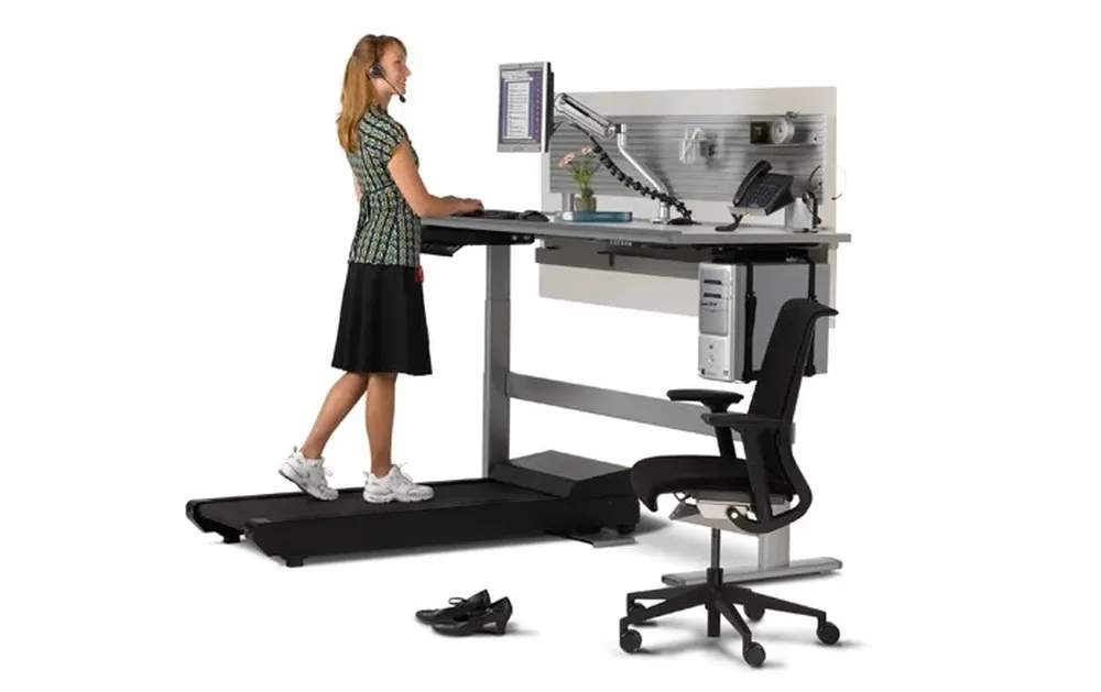 La compañía global de muebles de oficina, Steelcase, ofrece este tipo de híbrido entre escritorio y cinta caminadora para usar en la oficina