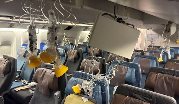 Varios pasajeros chocaron contra los maleteros de la cabina.